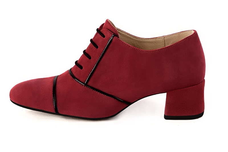 Burgundy red and gloss black women's essential lace-up shoes. Round toe. Low flare heels. Profile view - Florence KOOIJMAN